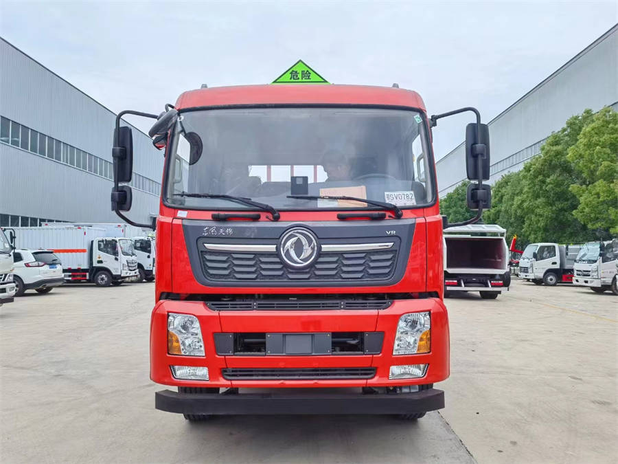 8米6東風(fēng)天錦小三軸氣瓶車