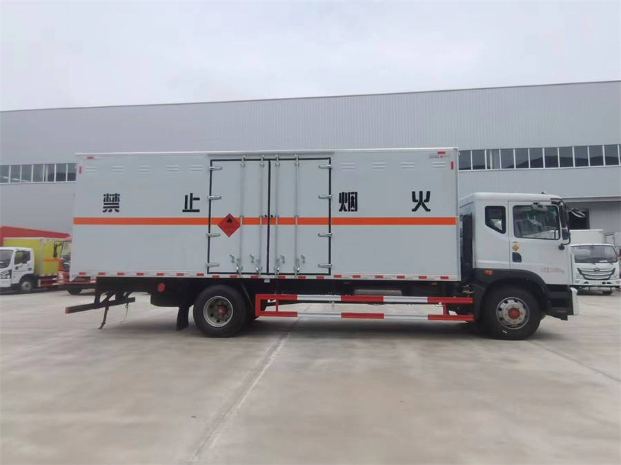 6米8東風(fēng)多利卡D9雜項(xiàng)運(yùn)輸車