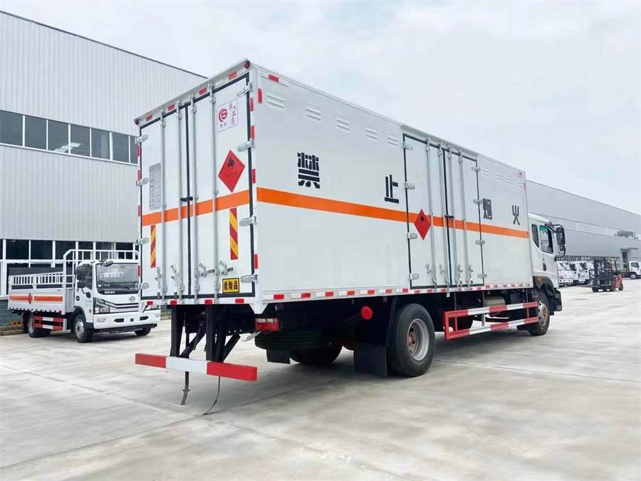 6米8東風(fēng)多利卡D9雜項(xiàng)運(yùn)輸車