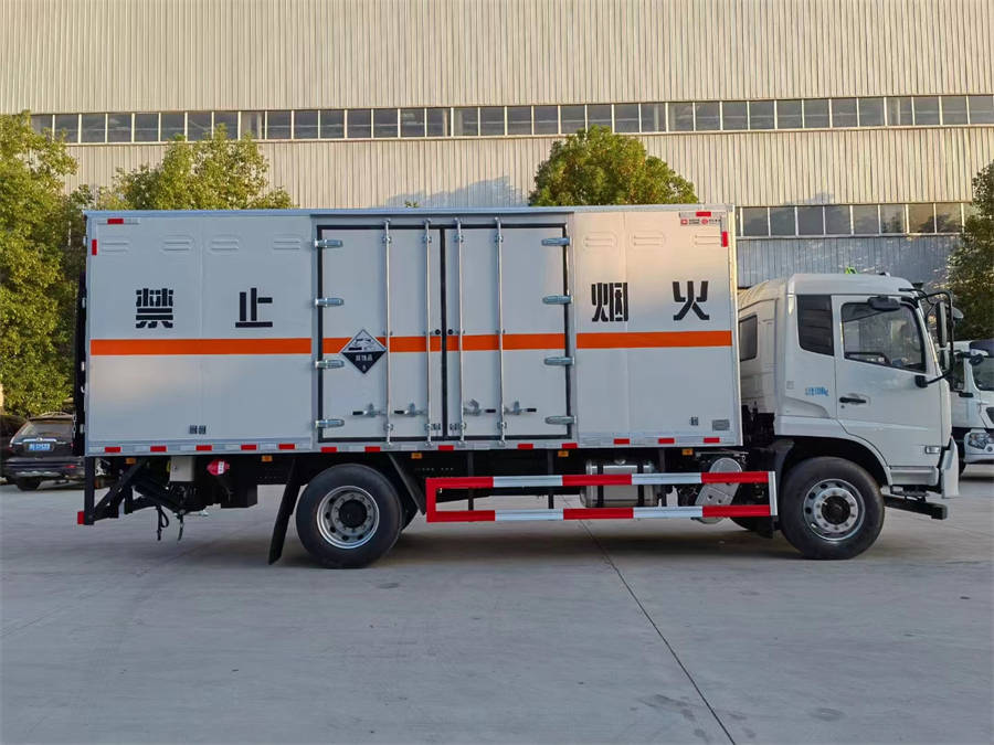 6米8東風(fēng)天錦易燃液體廂式運(yùn)輸車