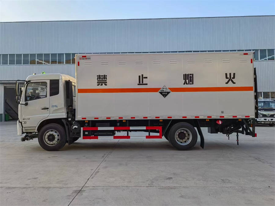 6米8東風(fēng)天錦易燃液體廂式運(yùn)輸車