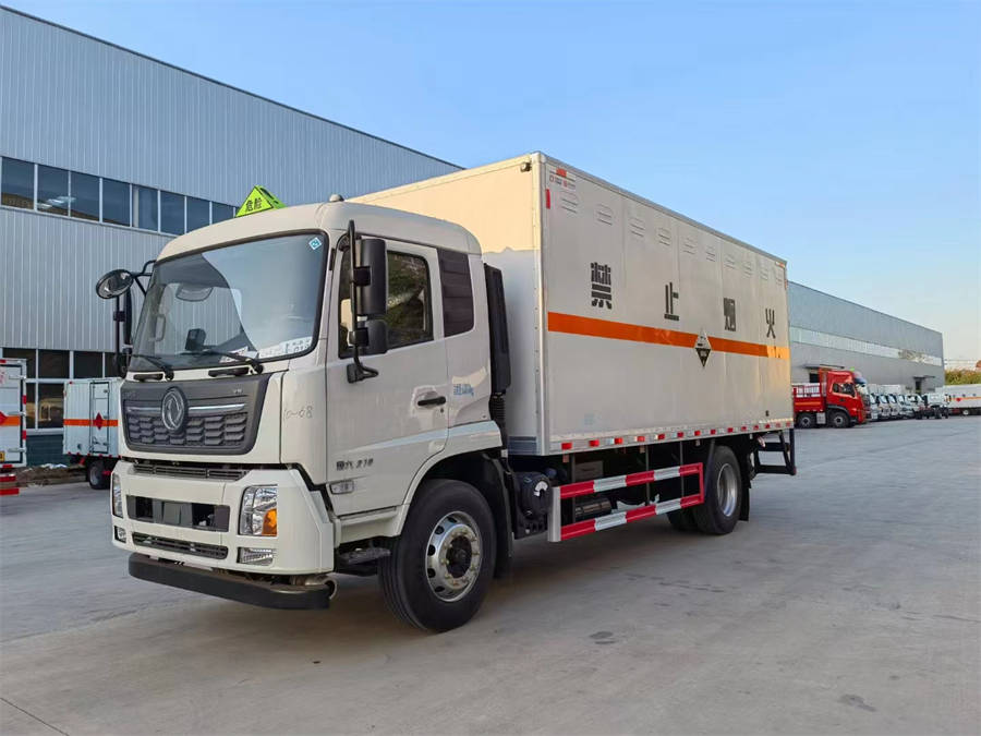 6米8東風(fēng)天錦易燃液體廂式運(yùn)輸車