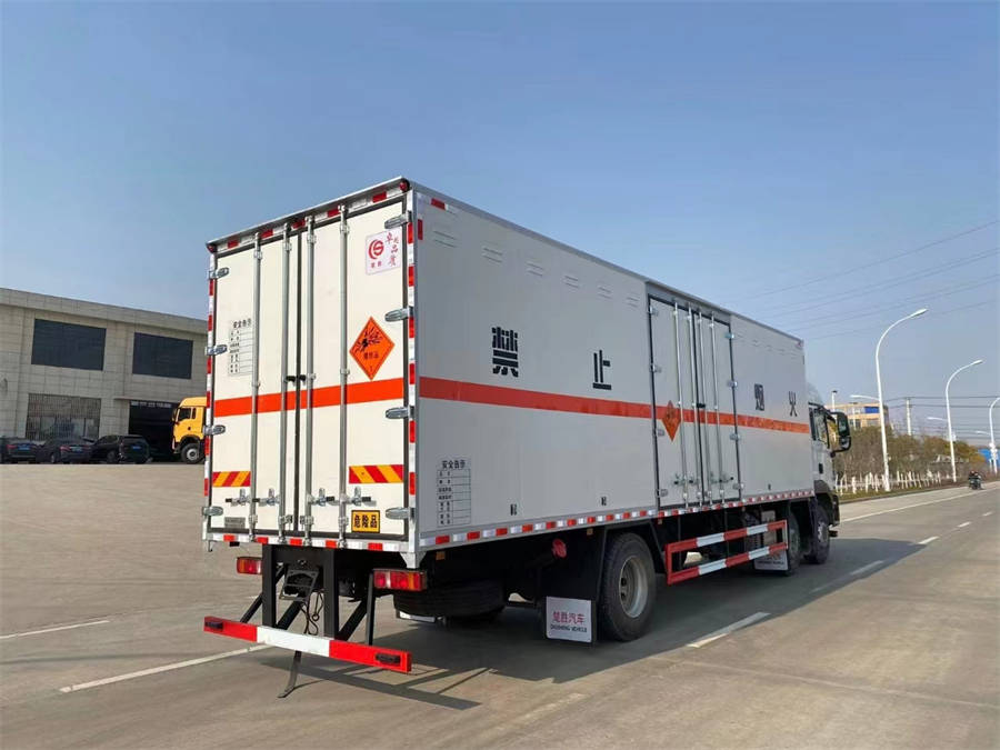 9米6重汽汕德卡易燃液體廂式運(yùn)輸車