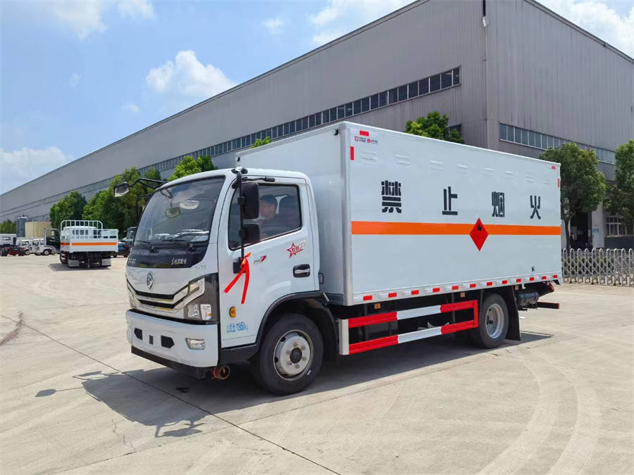 5米2東風(fēng)多利卡易燃液體廂式車(chē)
