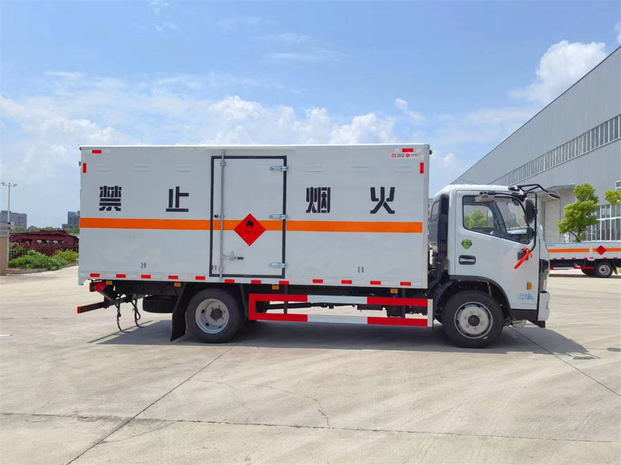 5米2東風(fēng)多利卡易燃液體廂式車(chē)