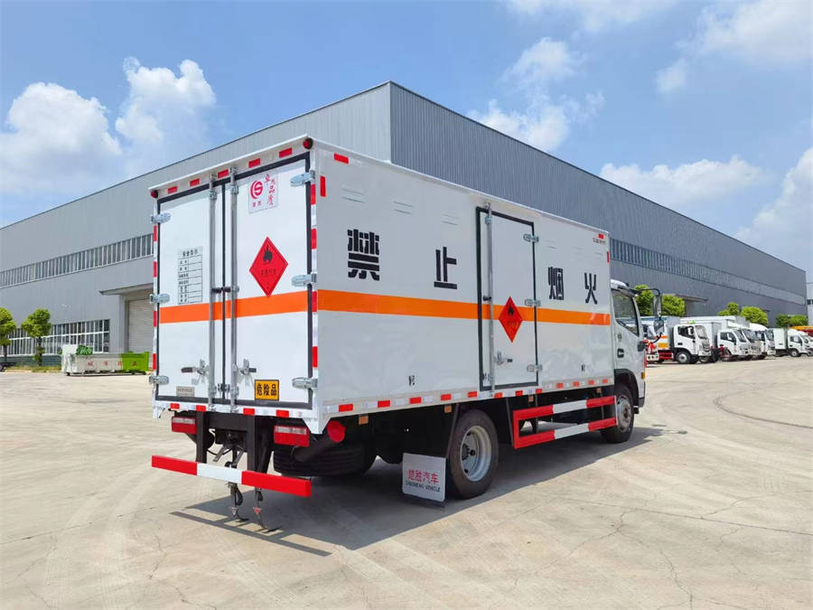 5米2東風(fēng)多利卡易燃液體廂式車(chē)