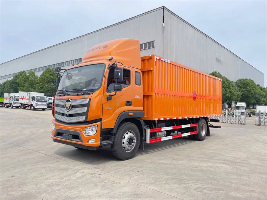 6米8福田歐航易燃液體廂式運(yùn)輸車(chē)