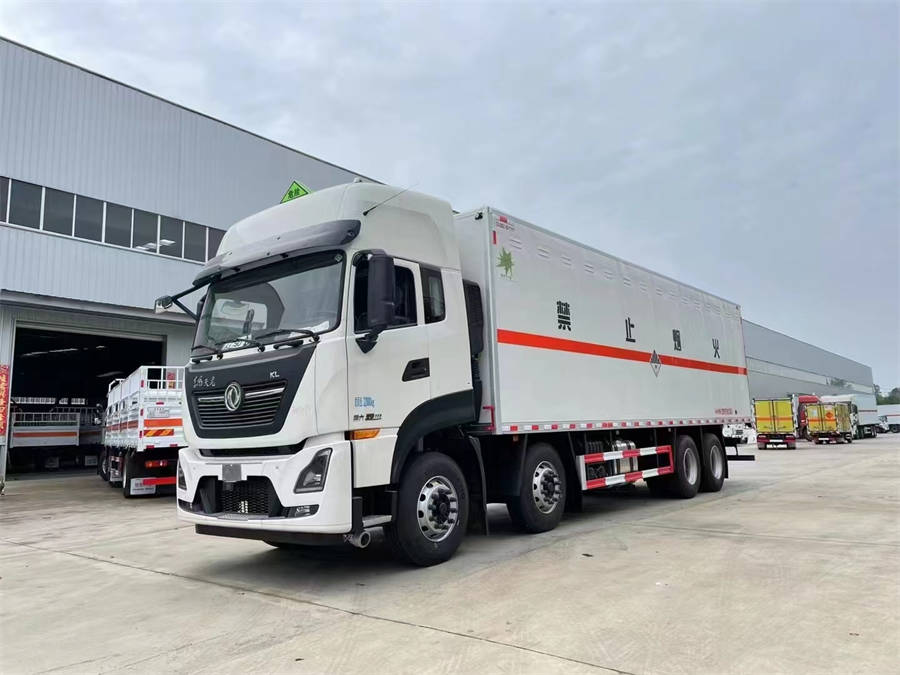 9米6東風(fēng)天龍易燃液體廂式運(yùn)輸車
