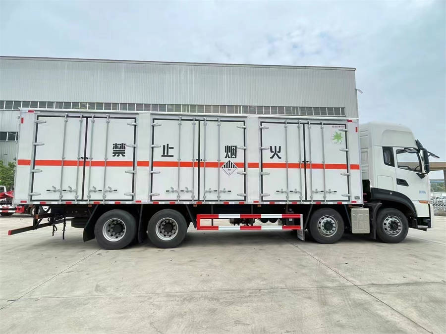 9米6東風(fēng)天龍易燃液體廂式運(yùn)輸車
