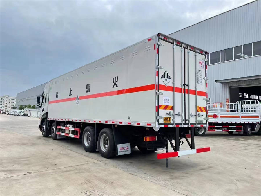 9米6東風(fēng)天龍雜項危險品廂式運(yùn)輸車