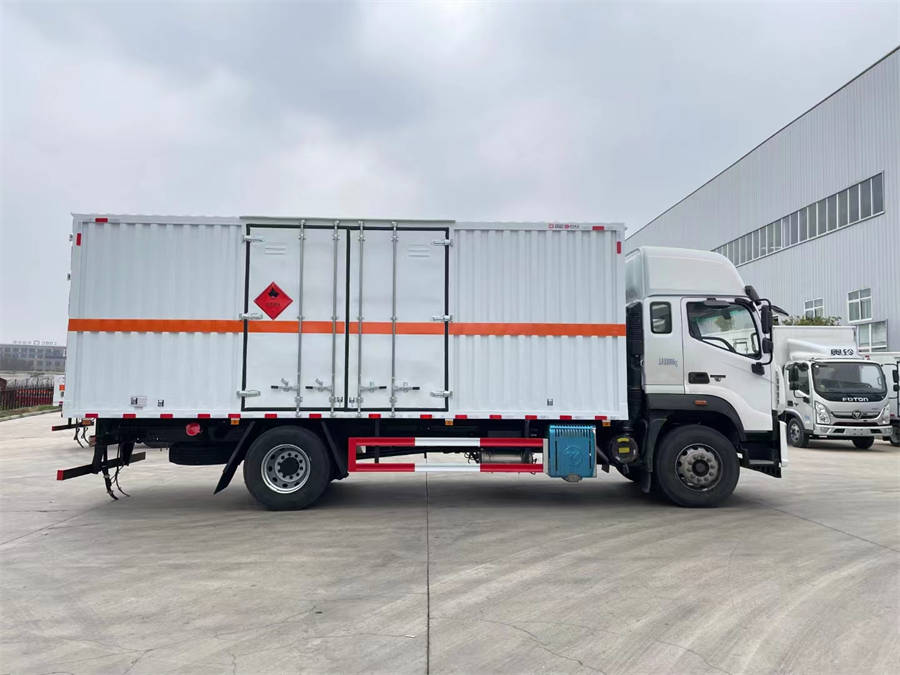 6米8福田歐航雜項(xiàng)危險(xiǎn)品廂式運(yùn)輸車