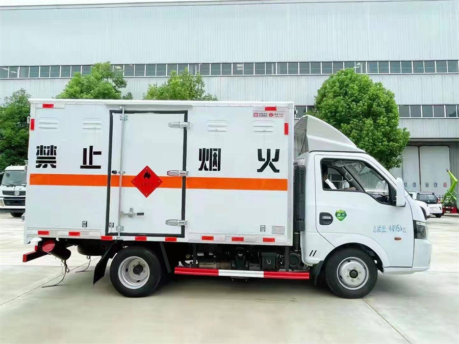 3米4東風(fēng)途逸（藍(lán)牌）雜項(xiàng)危險(xiǎn)品廂式車
