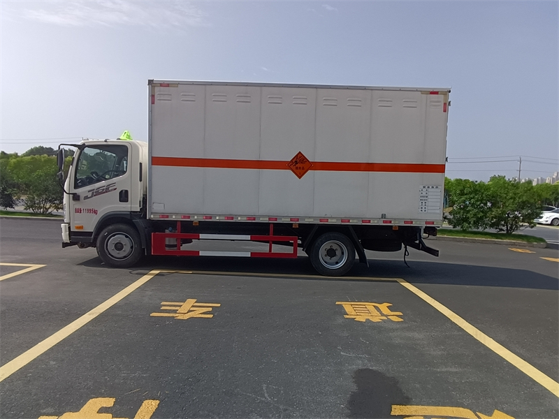 解放J6F爆破3900軸距大柴160馬力