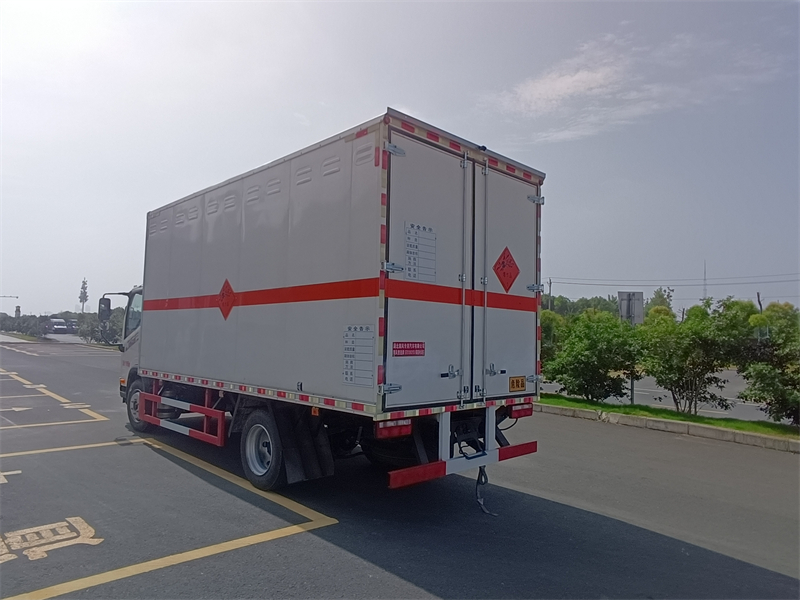 解放J6F爆破3900軸距大柴160馬力