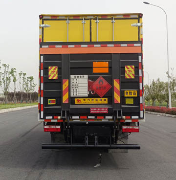 東風(fēng)D8 易燃?xì)怏w廂式運(yùn)輸車(chē)