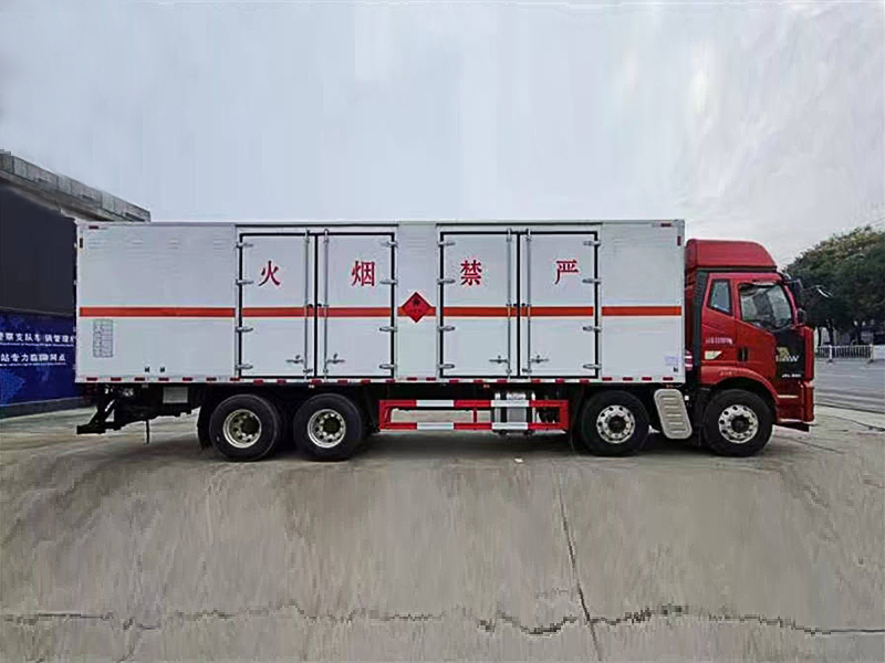 青島解放JK6 （前四后八）易燃?xì)怏w廂式運(yùn)輸車