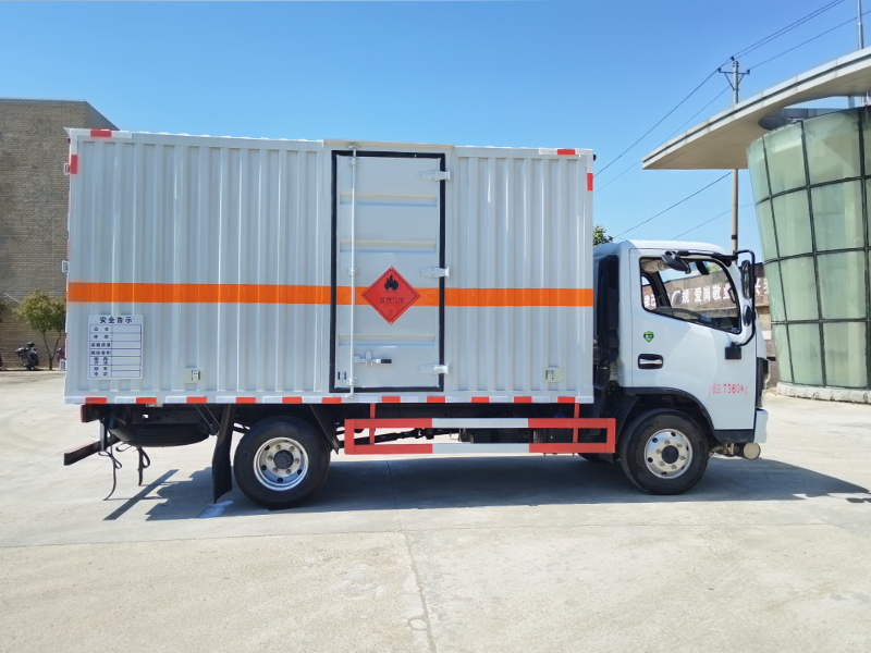 東風(fēng)多利卡D6（黃牌） 易燃?xì)怏w廂式運(yùn)輸車